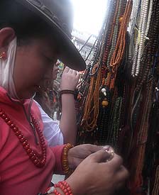 几乎每个藏族人手上都会戴着一串佛珠，它是一种信仰的象征。它给予我的不仅仅是一种精神的寄托，在我独自出行时带也给我无限的安全感。同时，它也是我的简易计算器，摸起来的质感让我觉得很舒服，有时甚至有一种它在给我手指按摩的感觉。