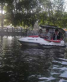 在小船上的感觉很奇妙，不似在车上那么的颠簸，小船如此安逸，平缓的前进，让我的心也平静了下来。当我俯身去触碰水面时，在拉萨炽热的阳光下我感受到一丝清凉。