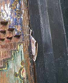 这是布达拉宫门上的装饰，在拉萨的大街小巷里，经常可以摸到。你用视觉来感受布达拉宫的神圣，庄严与宏伟，我用触觉来勾画它在心中的细腻、精致与层次，它们都是布达拉，一样的布达拉。