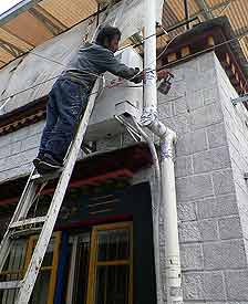 从洁白的雪山，到布达拉的白宫，再到拉萨的寻常巷弄，白色是藏民心中的信仰。哧哧的声音，让我知道，他们对白色是如此的喜欢。