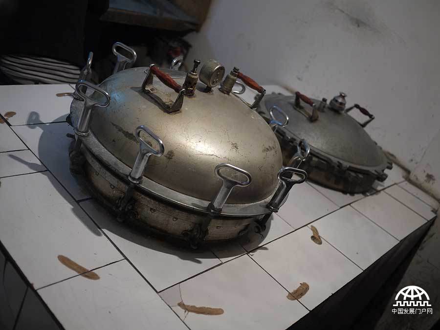 拍摄者：傅高山 顺着空中飘来的熟悉味道，我慢慢找寻，却听到了不一样的声音。来到拉萨几天，早已适应，如果不是这个声音提醒，已几乎忘了身在高原。其实，高原也不是我们想象中的那么难适应。