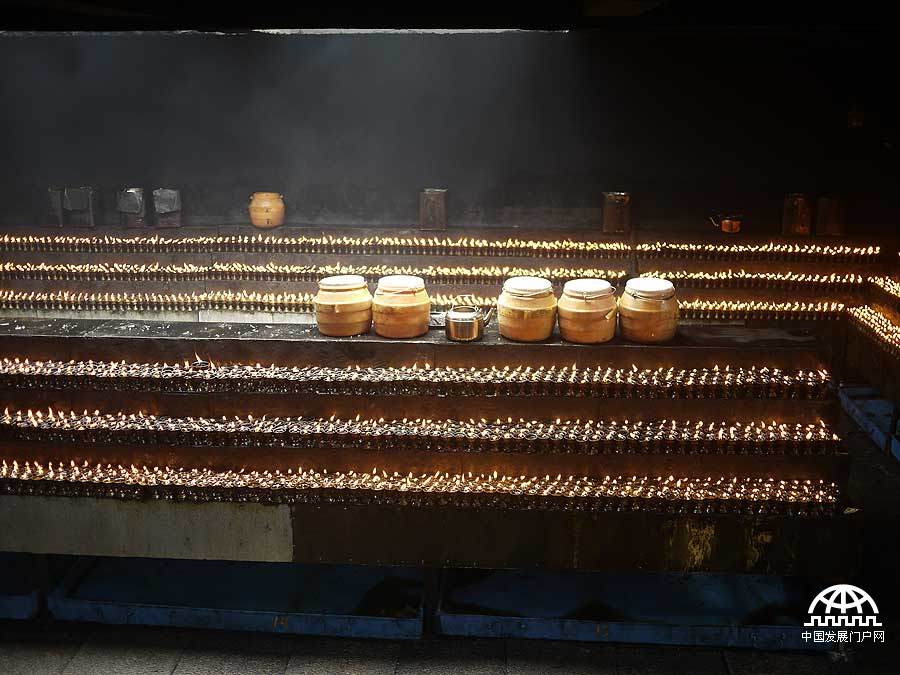 拍摄者：傅高山 星星点点的酥油灯，让我从很远就感受到了它们的热力。听说，它们来自一个又一个藏民的供奉，汇聚起来，无法数清，不会熄灭，这种虔诚，让我膜拜。