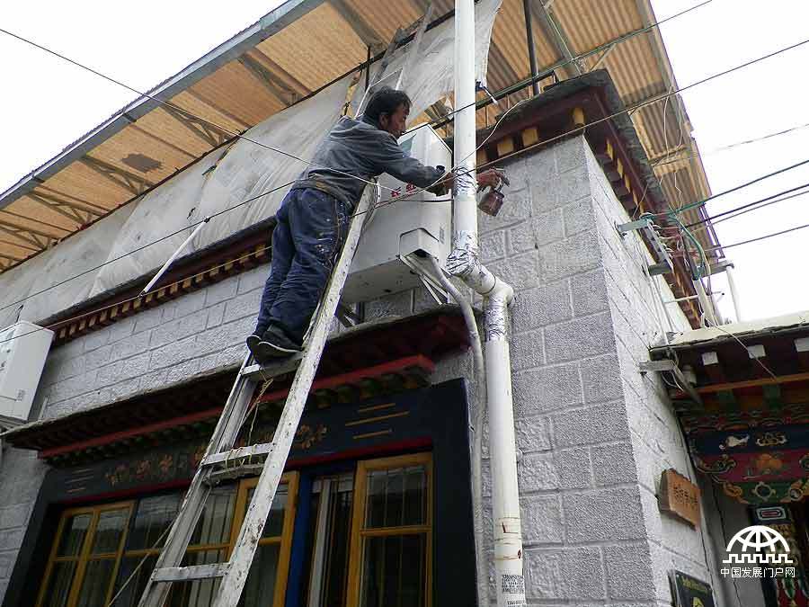 拍摄者：蔡聪 从洁白的雪山，到布达拉的白宫，再到拉萨的寻常巷弄，白色是藏民心中的信仰。哧哧的声音，让我知道，他们对白色是如此的喜欢。