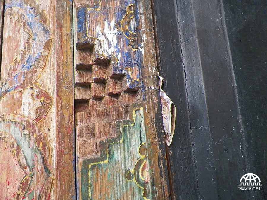 拍摄者：蔡聪 这是布达拉宫门上的装饰，在拉萨的大街小巷里，经常可以摸到。你用视觉来感受布达拉宫的神圣，庄严与宏伟，我用触觉来勾画它在心中的细腻、精致与层次，它们都是布达拉，一样的布达拉。