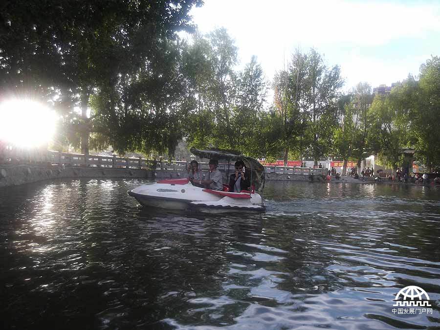 拍摄者：下培 在小船上的感觉很奇妙，不似在车上那么的颠簸，小船如此安逸，平缓的前进，让我的心也平静了下来。当我俯身去触碰水面时，在拉萨炽热的阳光下我感受到一丝清凉。