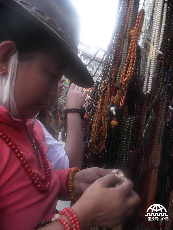 拍摄者：下培 几乎每个藏族人手上都会戴着一串佛珠，它是一种信仰的象征。它给予我的不仅仅是一种精神的寄托，在我独自出行时带也给我无限的安全感。同时，它也是我的简易计算器，摸起来的质感让我觉得很舒服，有时甚至有一种它在给我手指按摩的感觉。