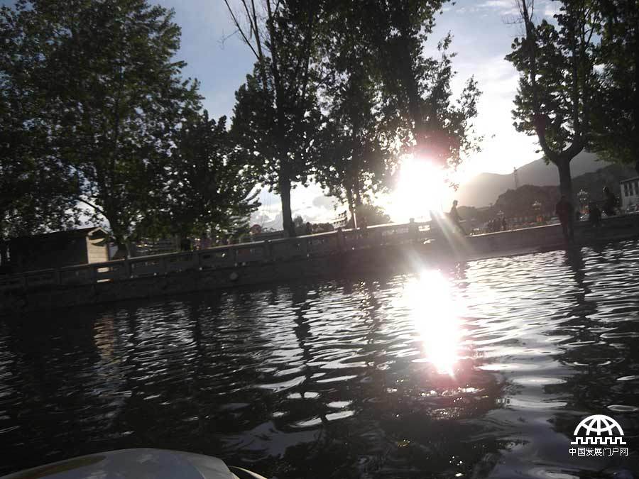 拍摄者：强巴嘉措 美丽的夕阳照耀着静谧的湖面，空气中弥漫着大自然的气息。当我坐在小船上，漂浮在湖面上感受着夕阳西下时的拉萨城时，不禁让我联想起家乡的景象，也让我想起了在家乡的父母亲人以及我的朋友。突然，湖边人们的说话声把我从回忆中拉回到了现实中
