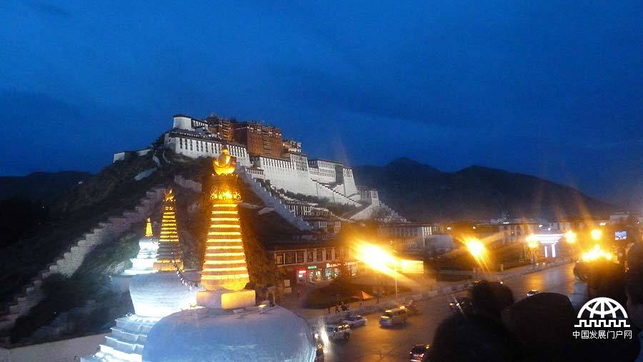 拍摄者：边巴顿珠 虽然我看不到布达拉宫，但在我的心里布达拉宫是雄伟壮观的。我喜欢在夜晚漫步在布达拉宫广场，因为这时游人已纷纷离去。但无论白天黑夜，布达拉宫在我的心中都是一样的美丽。