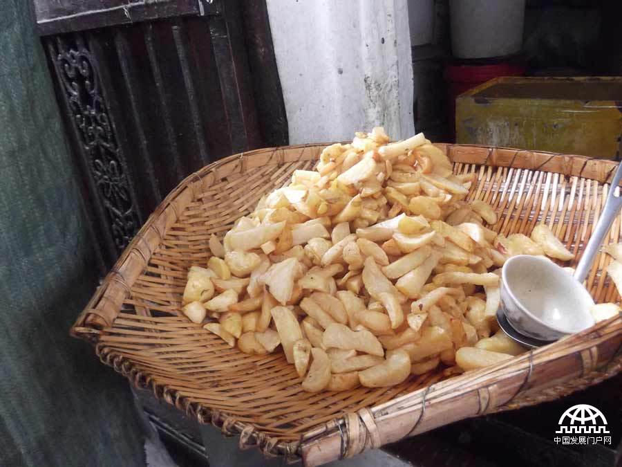 拍摄者：米玛 虽然我看不见，但是我十分喜欢在拉萨的小巷中穿行。在小巷中，距离很远我就能闻到炸土豆片的清香味道，并一路跟随着这香味找到好吃的炸土豆片。每当我用自己的能力找到美食，我就感到十分的满足，不仅嘴里甜甜的，心里也生出甜意。