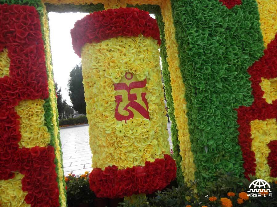 拍摄者：米玛 转动的经轮祈祷万物众生幸福平安。当我触摸到经轮上的鲜花时，我的脑海里立刻浮现出美丽芳香的花经轮，我觉得这代表着独特的民族文化和对雪顿节和平的祈愿。