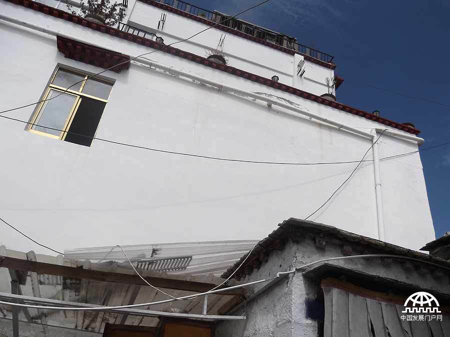    拍摄者：吉拉 记得三年前，我们学校旁还没有什么高楼。每天一大早起来，我们盲校的孩子就来到屋顶晒太阳，温暖的阳光晒在身上，我们感到十分的惬意和幸福。但是后来，我们学校旁边立起了一座高楼。对于盲人来说，我们的手指相当于眼睛，认识新的东西和读盲文都需要用手指触摸。