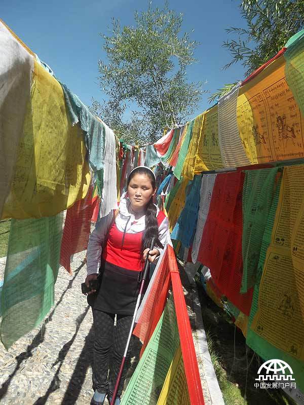 拍摄者：吉拉 照片中的小女孩叫米玛，虽然她什么都看不见但是她十分喜欢色彩艳丽的景物，她对色彩的喜爱从她身穿的鲜艳衣服可见一斑。别人常常以为我们看不到任何东西，因此我们的世界永远是黑暗的，但事实是：虽然我们看不到东西，但是我们的精神世界和你们所看到的是一样色彩斑斓的。