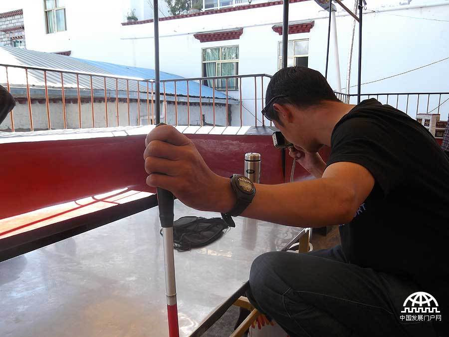 拍攝者：吉拉 “非視覺攝影”在西藏是第一次。別人不相信我們能夠攝影拍照，但是通過培訓我們掌握了這一門技術，并且深深地愛上了攝影。通過攝影，我們可以向其他人展示我們豐富的情感和內心。失去視力并不代表我們也失去了感知生活、感知美的能力。