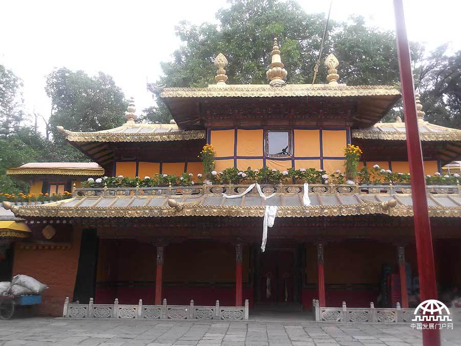 拍摄者：次仁扎西 这是我第一次来到罗布林卡，虽然拉萨的寺庙很多，但是罗布林卡作为夏宫独树一帜。美丽的风景吸引着很多人，当然也包括我。我回忆起了我与父母曾经转过的扎什伦布寺，虽然现在我看不到，但是我的心里已经勾画了一张美丽的图画。