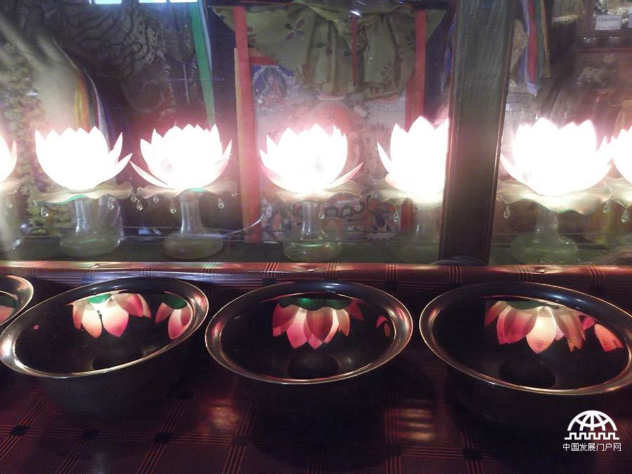 拍摄者：班旦久米 这是寺庙里的僧人们为“未来佛”供奉的圣水和永不熄灭的荷花灯。圣水中清晰的呈现荷花灯的倒影，就像藏民对佛教的一片虔诚之心。藏民的心就像圣水般纯净，能够倒映出一切美好的事物。
