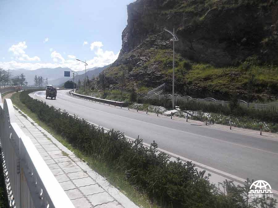 拍摄者：班旦久米      在我小时候，有位挚友去远方求学。这张照片是川藏高速的一段，我并不确定是否这条路就是我朋友回家的路，但是它寄托了我所有的希望，我将在路边等待我远方朋友的归来。