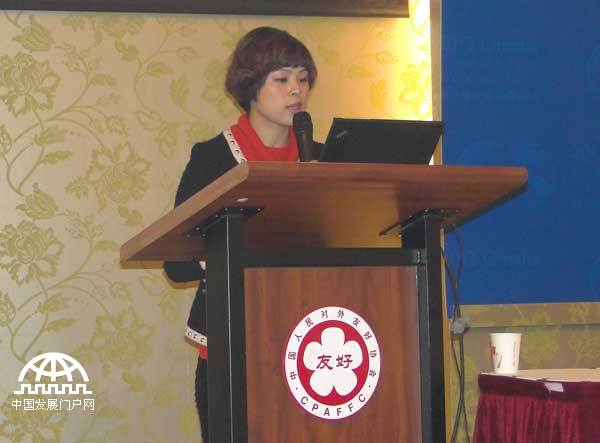 2013年1月12日，由奥马哈经贸论坛组委会主办的“2013奥马哈经贸合作论坛（OETC）新闻发布会”在北京中国人民对外友好协会和平宫举行。图为奥马哈经贸合作论坛组委会秘书长黄淑妮发言。