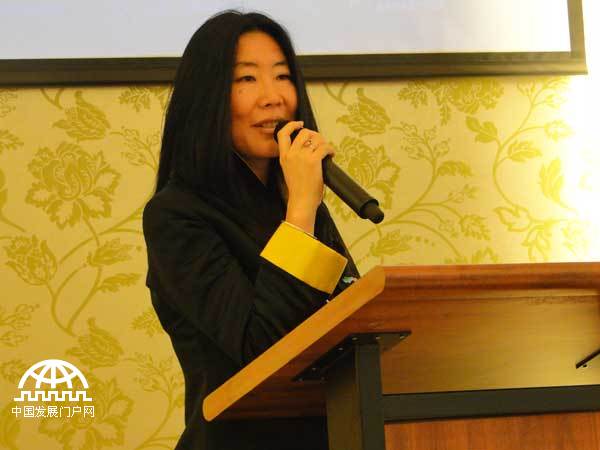 2013年1月12日，由奥马哈经贸论坛组委会主办的“2013奥马哈经贸合作论坛（OETC）新闻发布会”在北京中国人民对外友好协会和平宫举行。图为中美桥机构董事局主席、周恩来和平研究院创始人 周恩来总理侄孙女周晓芳。