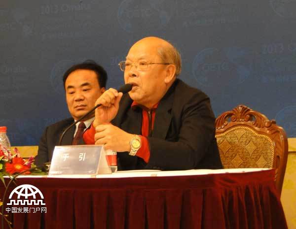 2013年1月12日，由奥马哈经贸论坛组委会主办的“2013奥马哈经贸合作论坛（OETC）新闻发布会”在北京中国人民对外友好协会和平宫举行。图为中国国际交流促进会常务副会长于引发言（右）。