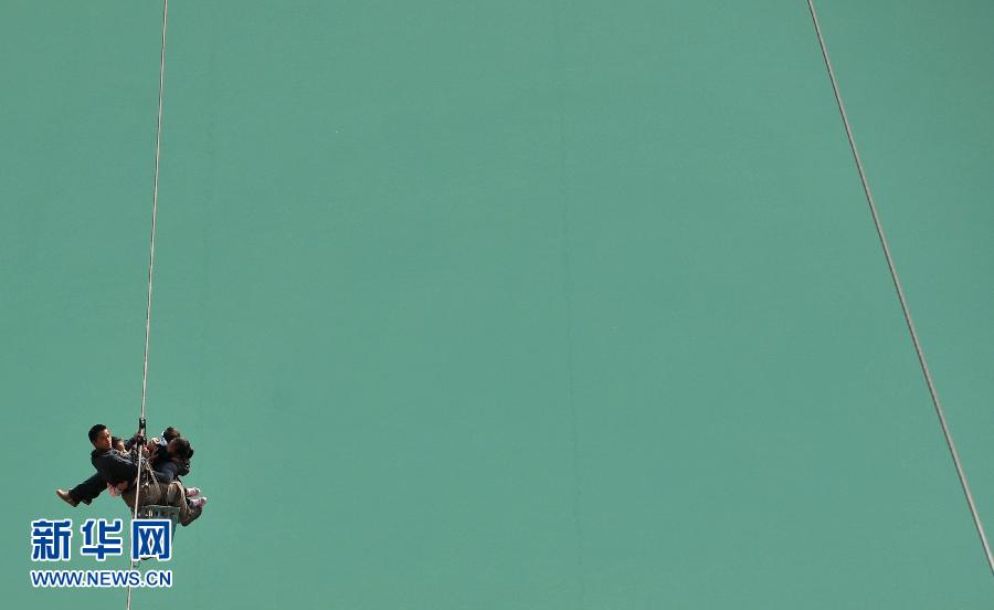 【春運鏡頭】怒江大峽谷小山村溜索上的另類“春運”