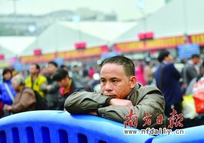 人在異地候車，愁上眉頭，是對家鄉的思念，還是對城市的留戀？肖雄 攝