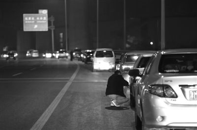 昨晚11時許,京港澳高速杜家坎收費站,車主在等待凌晨的免費通行時間到來。新京報記者 韓萌 攝