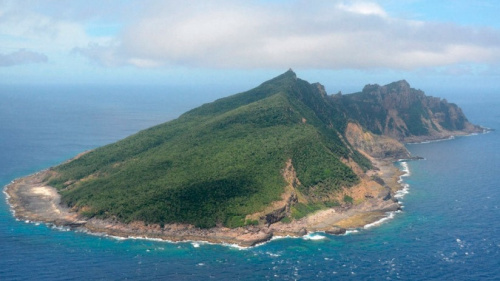 中国记者进钓鱼岛3海里海域拍摄岛屿全貌