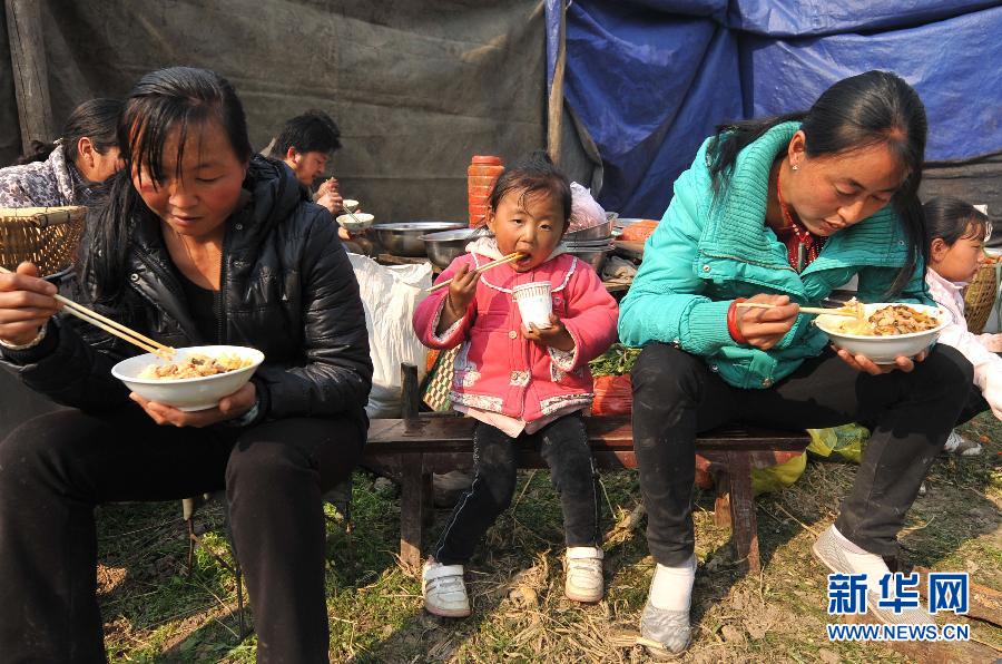 （洱源地震）（2）热气腾腾的“大锅饭”
