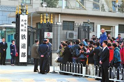 央視吐槽鐵道部：直到消失都沒能解決排隊問題