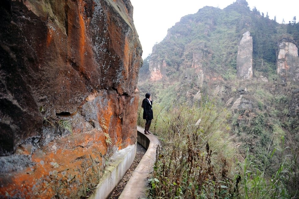 貴州12歲女孩被'嫁'給28歲男人,這個發生在貴州六盤水市六枝特區一個村莊的故事,并不是一件鄉村喜事。事件背后,是一個貧困的鄉村離異家庭以及留守兒童遭遇的尷尬困境。 貴州12歲女孩被'嫁'給28歲男人,這個發生在貴州六盤水市六枝特區一個村莊的故事,并不是一件鄉村喜事。事件背后,是一個貧困的鄉村離異家庭以及留守兒童遭遇的尷尬困境。