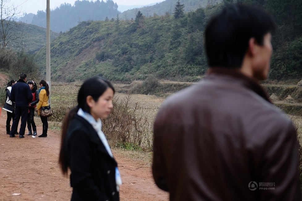 貴州12歲女孩被'嫁'給28歲男人，這個發生在貴州六盤水市六枝特區一個村莊的故事，并不是一件鄉村喜事。事件背后，是一個貧困的鄉村離異家庭以及留守兒童遭遇的尷尬困境。