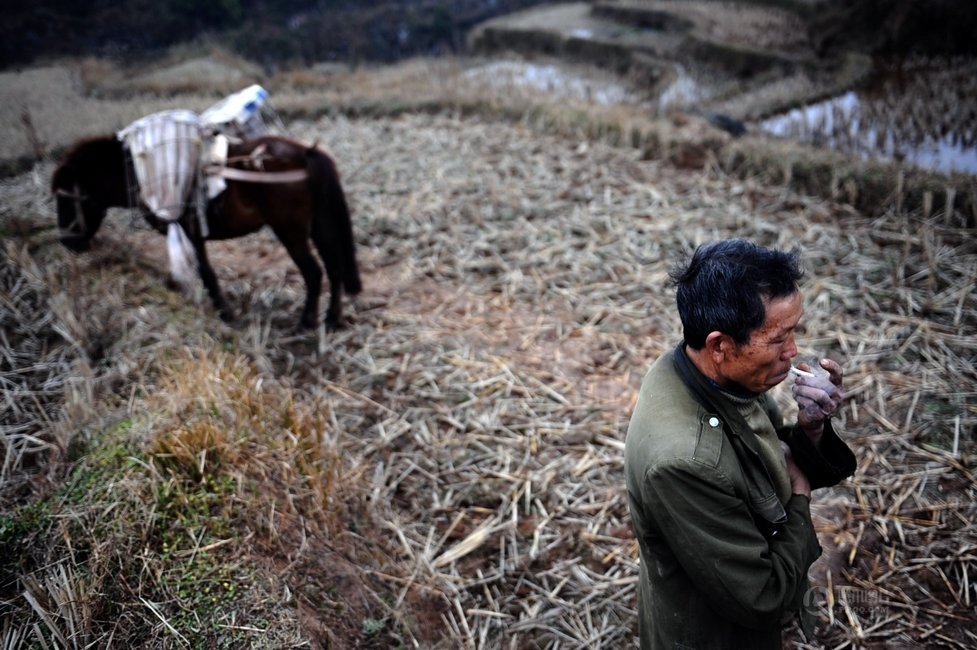 貴州12歲女孩被'嫁'給28歲男人，這個發生在貴州六盤水市六枝特區一個村莊的故事，并不是一件鄉村喜事。事件背后，是一個貧困的鄉村離異家庭以及留守兒童遭遇的尷尬困境。