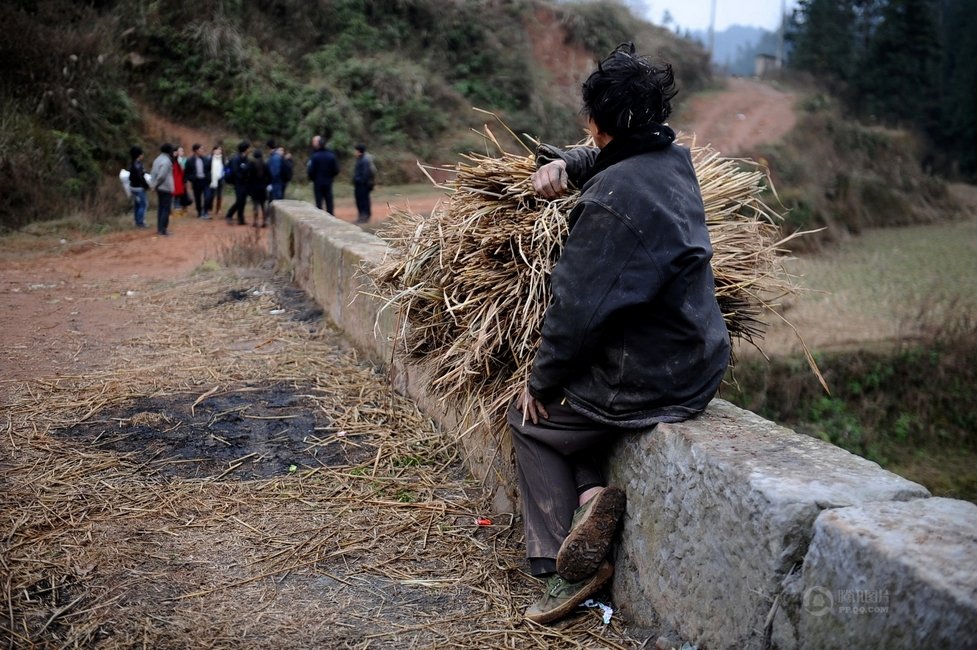 貴州12歲女孩被'嫁'給28歲男人，這個發生在貴州六盤水市六枝特區一個村莊的故事，并不是一件鄉村喜事。事件背后，是一個貧困的鄉村離異家庭以及留守兒童遭遇的尷尬困境。