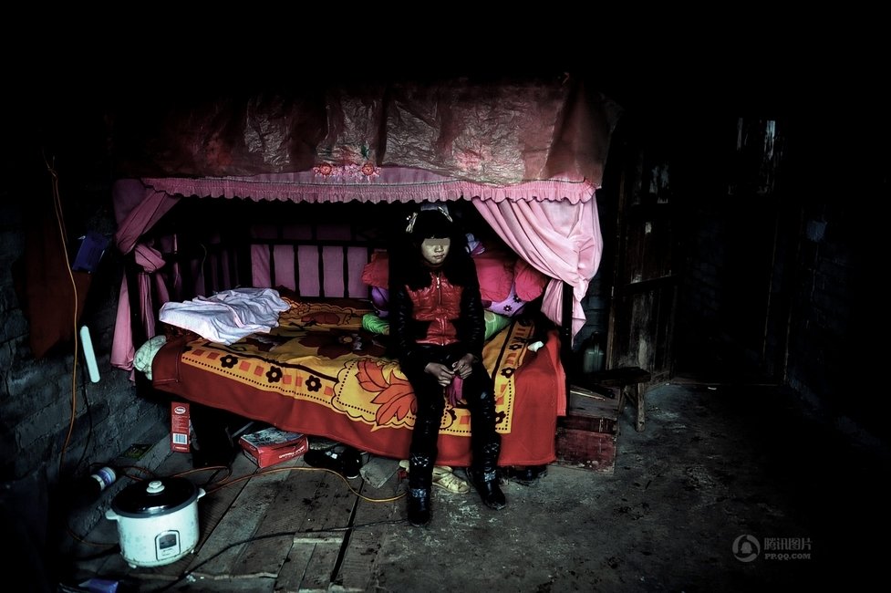 貴州12歲女孩被'嫁'給28歲男人,這個發生在貴州六盤水市六枝特區一個村莊的故事,并不是一件鄉村喜事。事件背后,是一個貧困的鄉村離異家庭以及留守兒童遭遇的尷尬困境。 貴州12歲女孩被'嫁'給28歲男人,這個發生在貴州六盤水市六枝特區一個村莊的故事,并不是一件鄉村喜事。事件背后,是一個貧困的鄉村離異家庭以及留守兒童遭遇的尷尬困境。