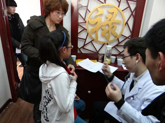 医生在为患者做讲解