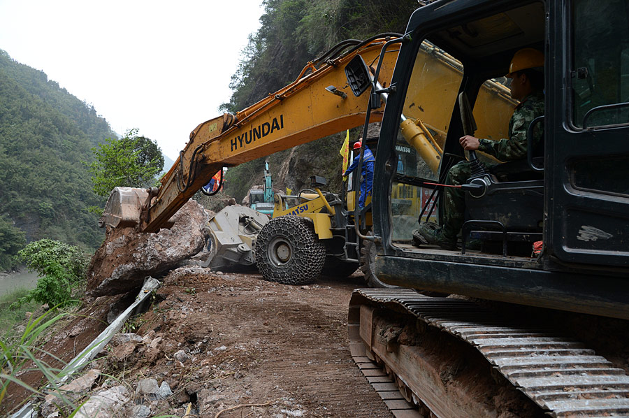 芦山县通往宝兴县灵关镇道路已抢通[组图]