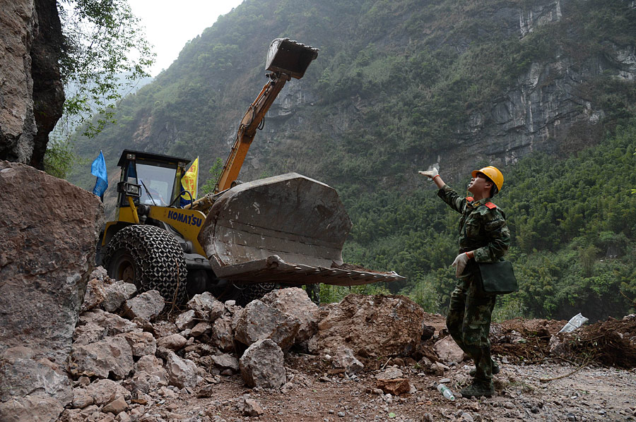 芦山县通往宝兴县灵关镇道路已抢通[组图]