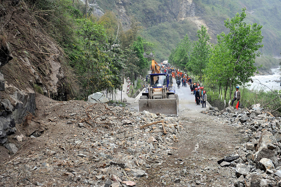 芦山县通往宝兴县灵关镇道路已抢通[组图]