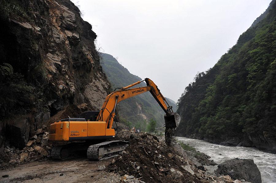 芦山县通往宝兴县灵关镇道路已抢通[组图]