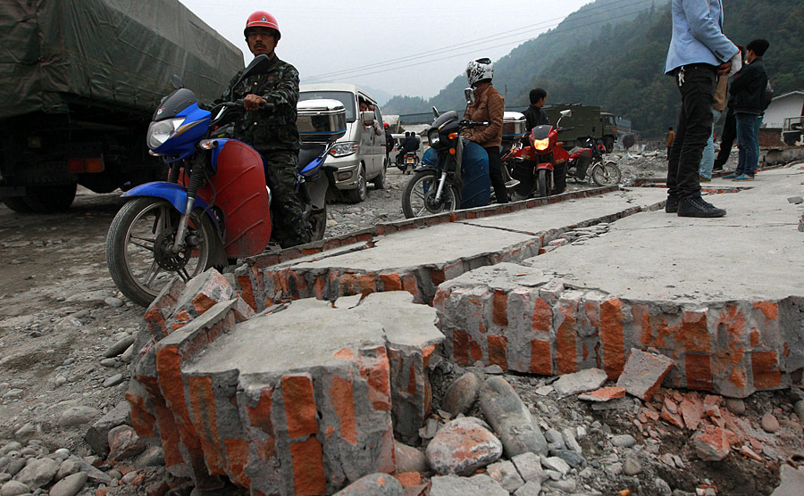 芦山县通往宝兴县灵关镇道路已抢通[组图]