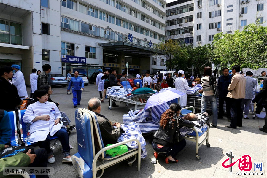 2013年4月20日，四川省雅安市第二人民医院临时医疗救治现场伤员得到及时有效治疗。中国网图片库 余俊华 摄