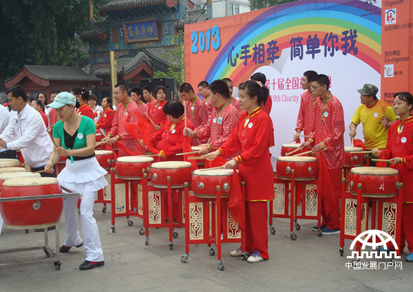 5月18日，第23个全国助残日的前一天，在北京什刹海荷花市场，北京慧灵举办了第十届慈善慢跑活动。图为慧灵学员在表演节目。