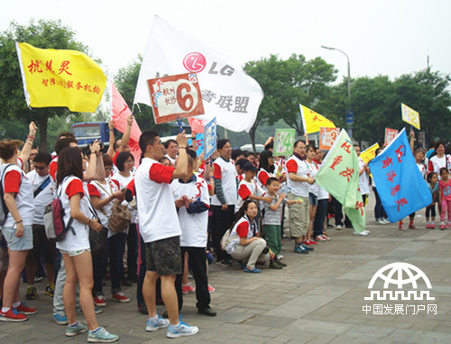 5月18日，第23个全国助残日的前一天，在北京什刹海荷花市场，北京慧灵举办了第十届慈善慢跑活动。图为心智障碍人士和爱心人士集合准备慢跑。
