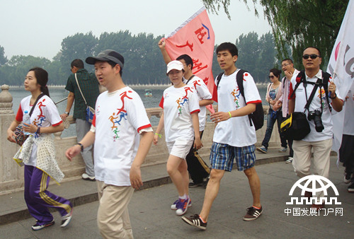 5月18日，第23个全国助残日的前一天，在北京什刹海荷花市场，北京慧灵举办了第十届慈善慢跑活动。图为爱心人士在慢跑中。