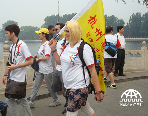 5月18日，第23个全国助残日的前一天，在北京什刹海荷花市场，北京慧灵举办了第十届慈善慢跑活动。图为爱心人士在慢跑中。