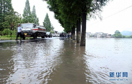 安徽黄山暴雨受灾严重 道路被淹民房倒塌（组图）