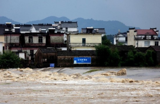 安徽黄山暴雨受灾严重 道路被淹民房倒塌（组图）