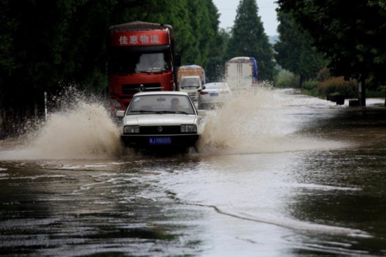 安徽黄山暴雨受灾严重 道路被淹民房倒塌（组图）