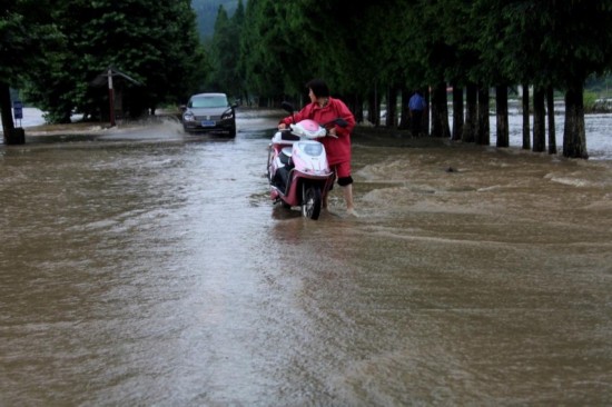 安徽黄山暴雨受灾严重 道路被淹民房倒塌（组图）