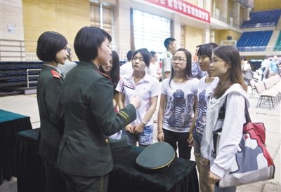 非京籍本科生入伍可落戶 服役兩年補助超13.4萬